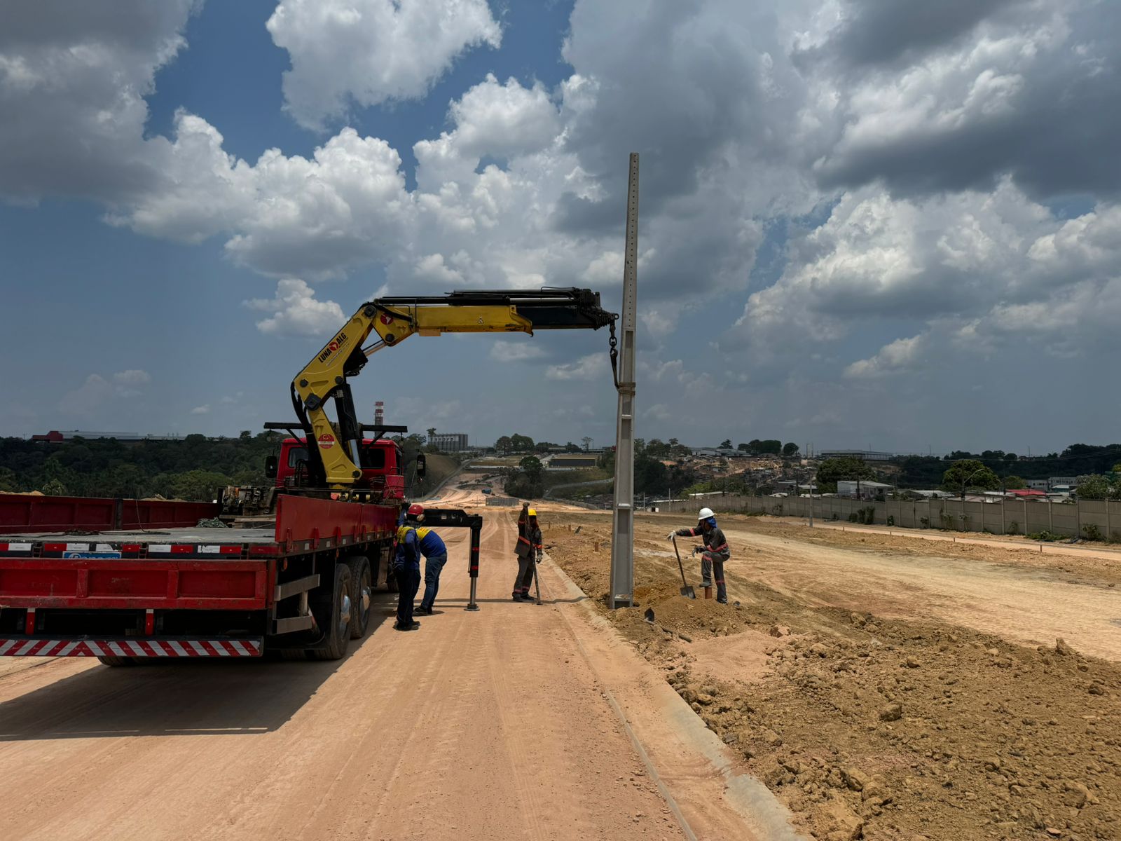 Instalação de rede aérea.