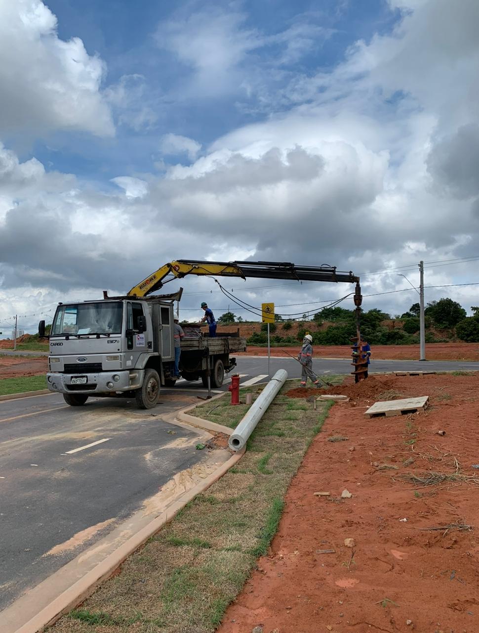 Instalação de rede aérea.